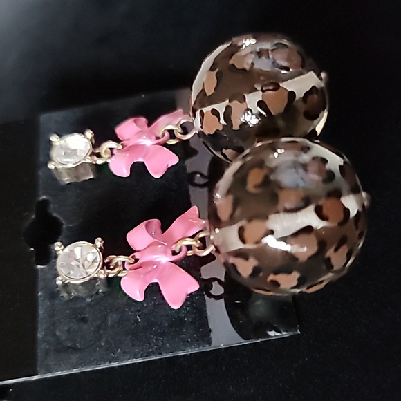 Vintage BETSEY JOHNSON Leaping Leopards Pink Bow & Lucite Leopard Ball Earrings. - Picture 4 of 6
